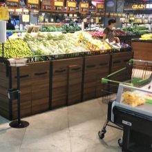 大型超市果蔬区展示各种瓜果蔬菜货架