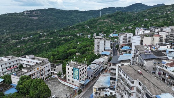 俯瞰重庆市万州区新田镇小岭社区。生态环境部供图