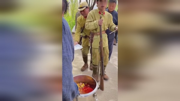 难道群众演员就吃这伙食吗？往锅里面一看，剧组真是够吝啬的