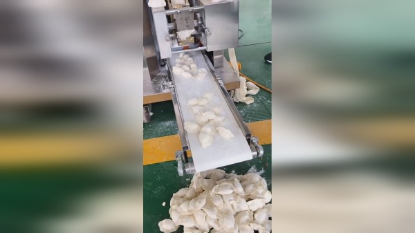 难怪饺子铺不让参观，无意看见眼前一幕后，这是打算喂猪吗