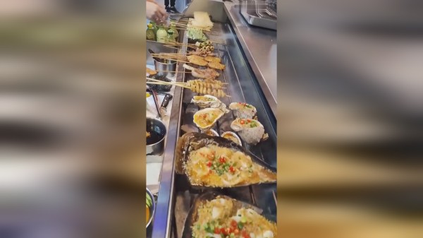 难怪饭店里的烧烤好吃，后厨看到一幕，真是开眼了！