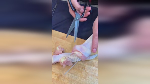难怪饭店的烧烤这么好吃，后厨拍下的这一幕，长见识了！