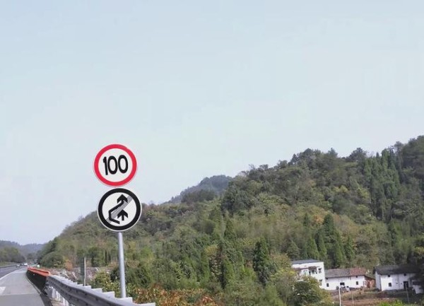 高速公路标志牌全解析：自驾出行必备指南-有驾