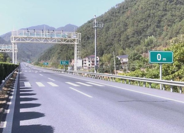 高速公路标志牌全解析：自驾出行必备指南-有驾