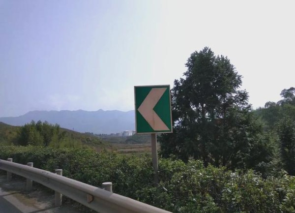 高速公路标志牌全解析：自驾出行必备指南-有驾