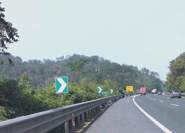 高速公路标志牌全解析：自驾出行必备指南-有驾