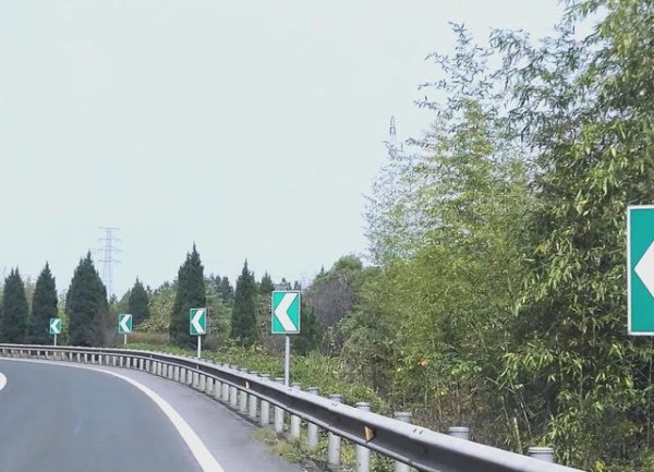 高速公路标志牌全解析：自驾出行必备指南-有驾