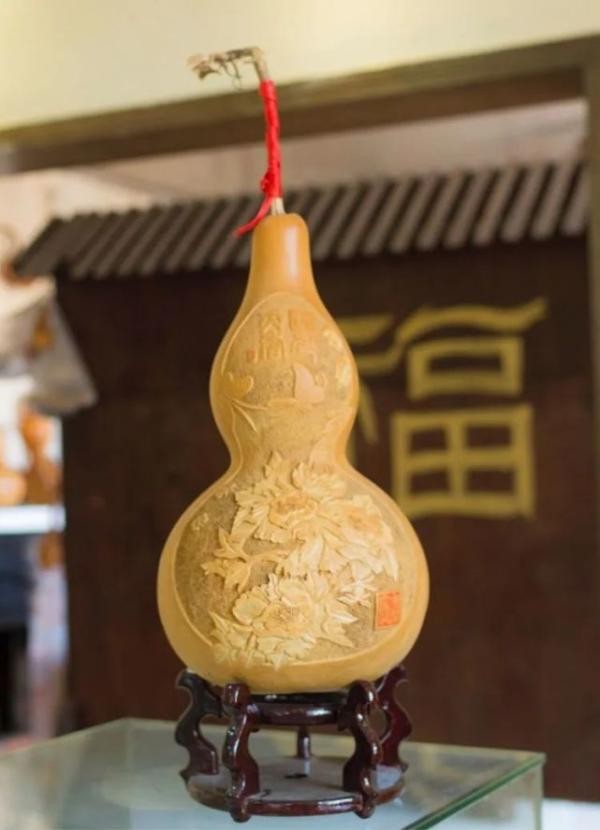 葫芦晒干后切割为水瓢、容器,或雕刻为装饰性储物罐。图源:昆明西山发布