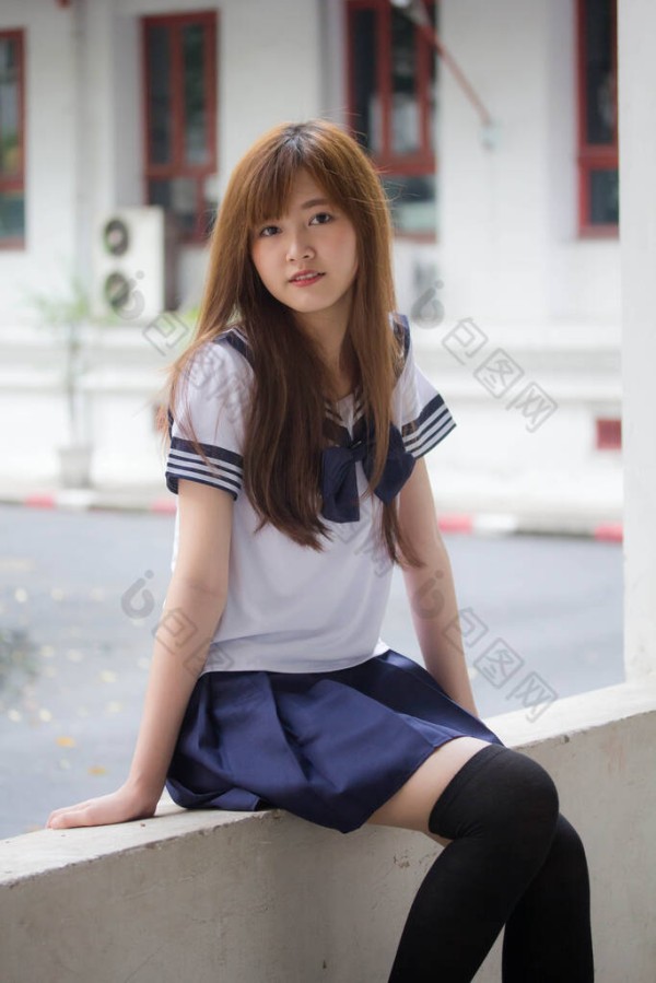 身穿日本校服的泰国人少女的画像，快乐而悠闲