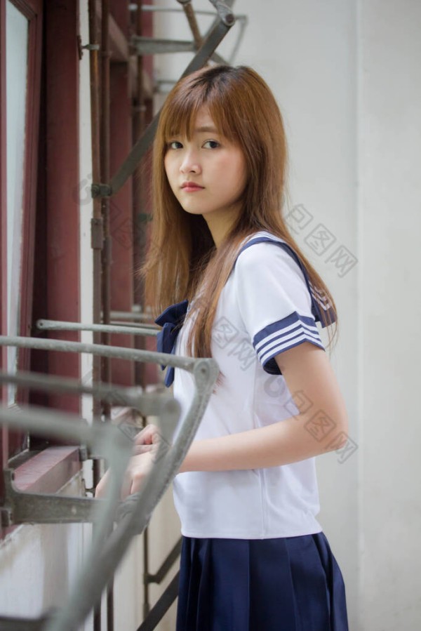 身穿日本校服的泰国人少女的画像，快乐而悠闲