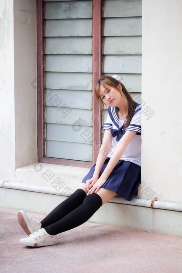 身穿日本校服的泰国人少女的画像，快乐而悠闲