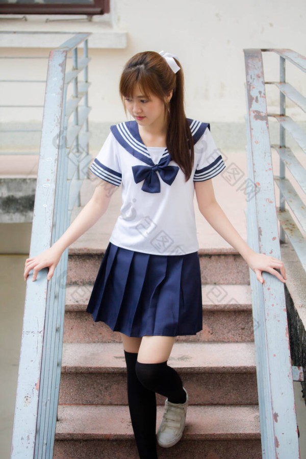身穿日本校服的泰国人少女的画像，快乐而悠闲
