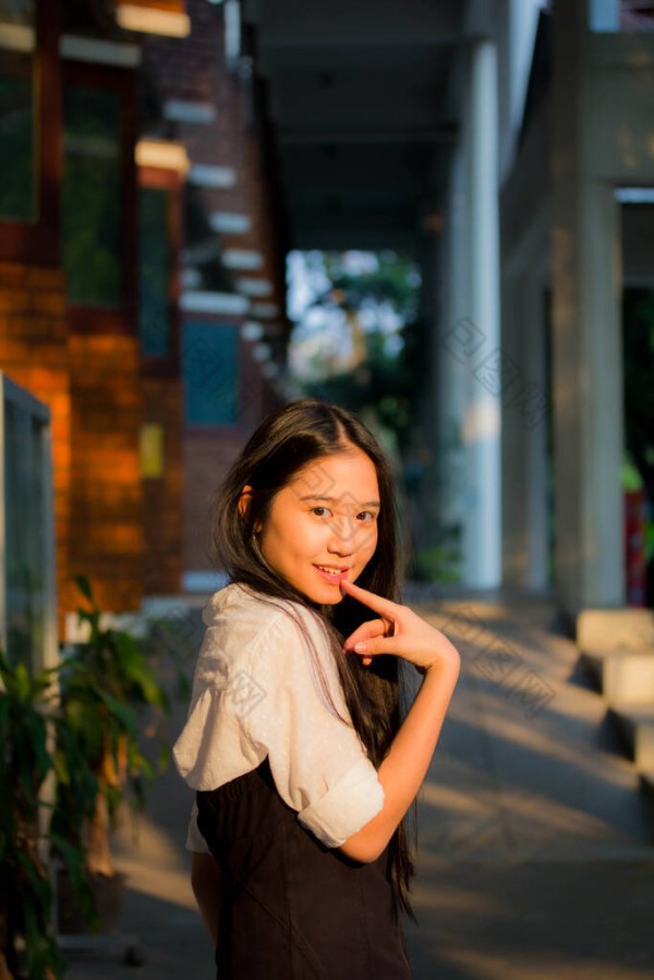 泰国人少女时代美丽姑娘的画像，快乐而悠闲.