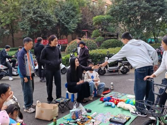 旧物焕新 邻里共享——济宁市泗水县泗河街道东盛社区庆国庆“跳蚤市场”热闹开市