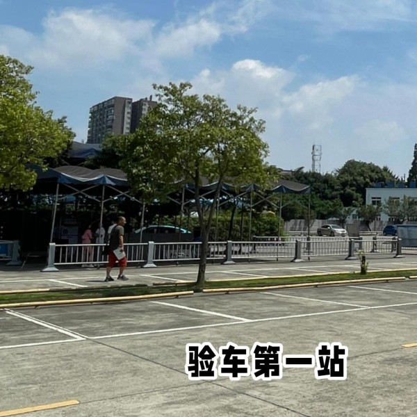 只要120！成都新能源车上牌照要花多少钱 车行提供代办牌照服务，但需支付约200元服务费。然而，个人建议自行办理，因为流程相对简单，两小时左右就能完成，也是一种生活体验。 在办理前，请按照以下步骤提前准备： 1. 申报车辆：先在“四川税务app”上完成申报。 2. 预约上牌时间：在“蓉e行”公众号提前预约好。 3. 携带齐全的上牌手续：别忘了带上车行提供的所有上牌手续。 4. 携带身份证：别忘了带上购车本人的身份证。 接下来是具体的办理流程： 第一步：导航到成都郫都区-国宁村犀团路166号，进入大门后按指示右转，你会看到一个很小的蓝色篷篷《机动车参数登记》。在此，你需要提交车辆资料并等待查验签字。 第二步：把车开到第一验车区，期间需穿上反光背心并放置三角架供检查。这些设备都在后备箱里。 第三步：开到第二验车区让他们拍照登记。结束后，你需要在指定的亭子进行核验。 第四步：离开第二验车区，停车后，使用“蓉e行”扫描二维码取号排队，然后提交资料并获取选号单。 第五步：选号！拿着选号单到《综合服务大厅》C区的机器上，从50个选项中选择你心仪的车牌号，然后支付120元费用。 第六步：等待取车牌。一般半小时内，你选的车牌号就会出现在大屏幕上。之后，你可以拿到机动车登记证和机动车行驶证，并获取车牌。现场购买车牌外框需额外支付50元，若提前购买则无需额外花费。 以上就是上牌的全部流程！提车上牌，成都新能源攻略，车牌号随机选号上牌照。-有驾