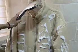 羽绒服能干洗吗?问过干洗店的人以后,才发现自己一直都做错了图片