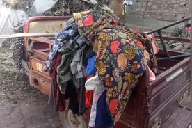 实拍农村大妈在家洗衣服,这种洗法干净又快速视频封面