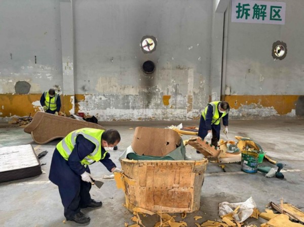 工人在青羊区大件垃圾处置中心撤旧沙发。杨雪怡供图