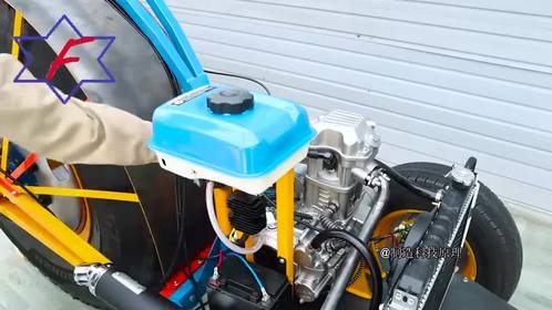 使用卡车车轮和 300cc 高功率发动机打造超棒的三轮车