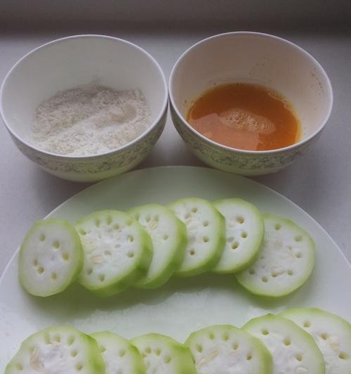 以西葫芦小煎饼为食材的烹饪方法（一道健康美味的早餐）