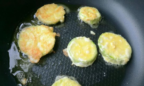 以西葫芦小煎饼为食材的烹饪方法（一道健康美味的早餐）