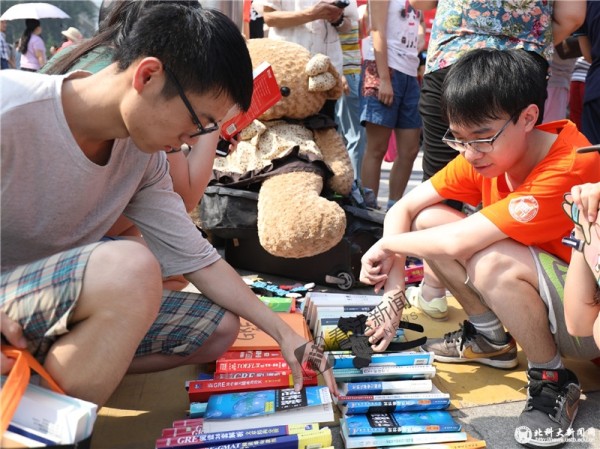 毕业季大学跳蚤市场火爆 上万人参加太壮观了