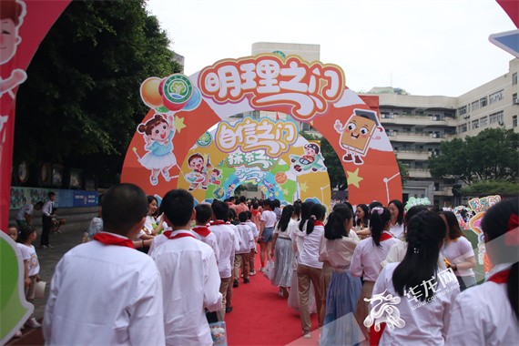 学生穿过七道门 彭云升 摄