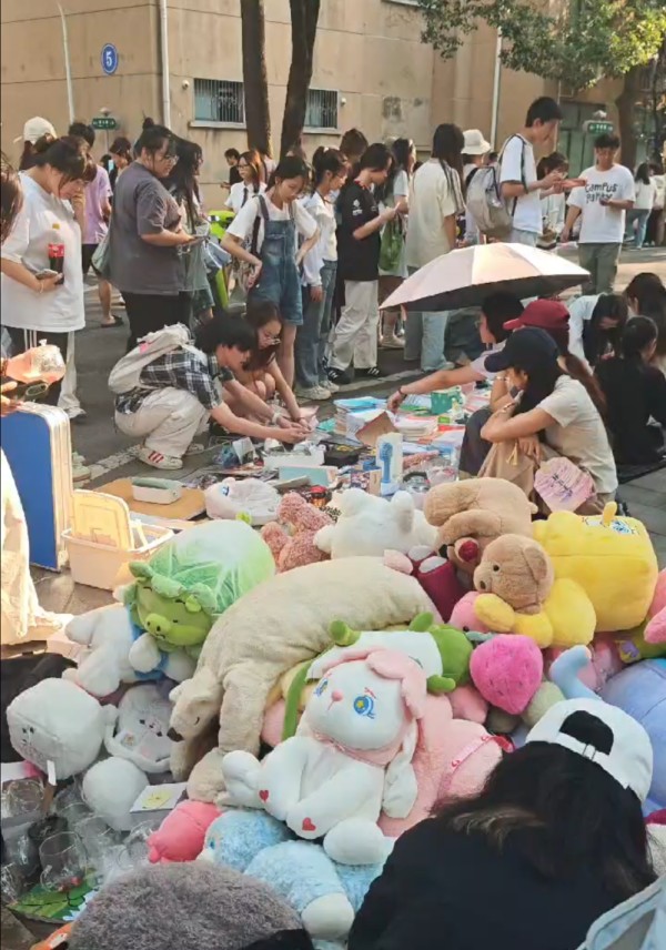 中南民大为毕业生开放4天跳蚤市场，图书、零食、汉服应有尽有，学生：卖了几十个手串