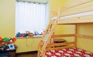 如果你想在孩子的卧室里创造更多的空间，你可以把双人床改成上下铺