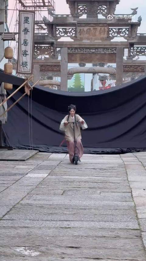 杨紫骑电车下班,享受生活放松心情