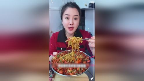 小龙虾哥哥说简单还好吃，冰是汤汁不用洗