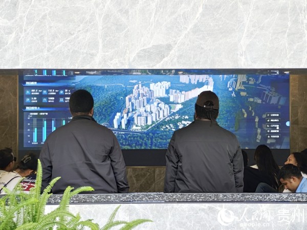外媒記者參觀智慧社區。人民網 龍章榆 攝