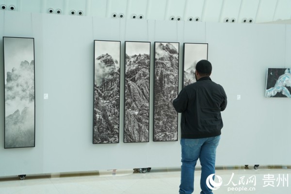 外媒記者打卡畫展。人民網 陽茜 攝