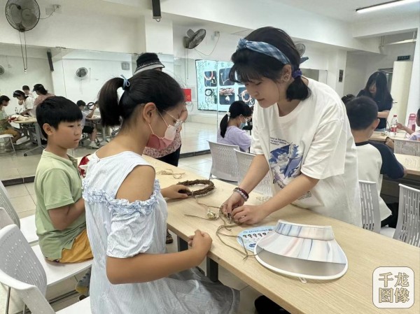 老师首先向孩子们介绍了风铃的制作方法，孩子们聚精会神地听着，眼中充满了期待和好奇。接着，大家纷纷动手，用枯柳条编织风铃的骨架，孩子们灵活地摆弄着手中的柳条，不一会儿，一个个精致的骨架就初见雏形。