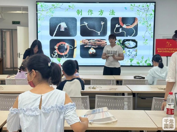 在制作过程中，孩子们不仅享受到了动手的乐趣，还深刻体会到了垃圾只是放错地方的资源。通过对旧物的改造，原本要被丢弃的物品重新焕发出了新的魅力。他们纷纷表示，今后会更加关注垃圾分类，将环保理念传递给身边的人。
