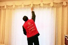 窗帘脏了不好拆卸难清洗?家政阿姨教给我,用它喷一喷洁净如新视频封面