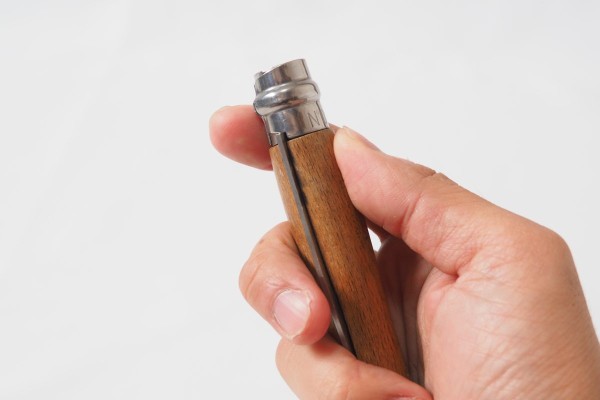 手のひらに収まるサイズ感のオピネルナイフ