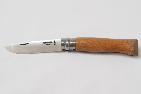 ブレード展開時のオピネルナイフ