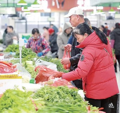 江西丰城市一家改造后的标准化菜市场,居民在选购新鲜蔬菜。王 堃摄