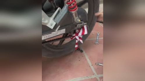 衣服卡进摩托车的链条当中，如何轻松将其快速取出来