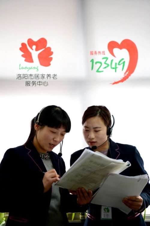 1月27日，洛阳市居家养老服务中心的工作人员在核对老人的登记信息。近年来，作为全国养老服务业综合改革试点城市，河南省洛阳市积极探索创新养老服务发展模式，采取“管办分离、委托运维”的形式，建设运营12349居家养老信息服务平台，为老年人相继开通名医问诊、家政服务、生活帮助、紧急救助等服务，打造10分钟智慧养老服务圈，初步形成“互联网+照护服务”、“互联网+移动医疗”、“互联网+老年金融”等特色智慧养老服务，满足老年人个性化的养老服务需求。目前，入网老人达81万人，签约服务商家500余家，年呼叫量超过300万次。新华社记者 朱祥 摄