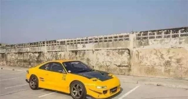 男子花2千块翻新报废超跑,前后一对比,网友跪拜:手艺人