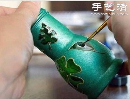 玻璃瓶变废为宝手工制作精致花瓶 - www.shouyihuo.com