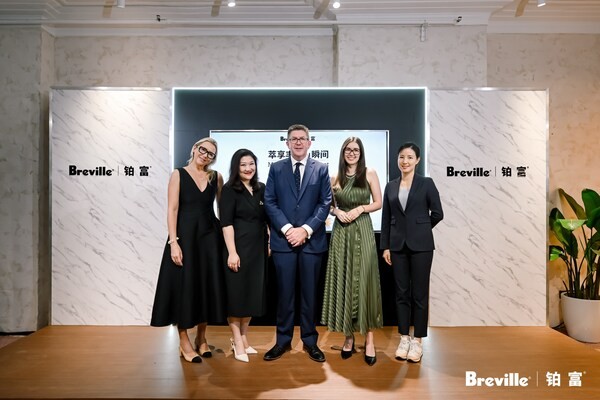 高层现场留影，共同见证Breville铂富正式进驻中国市场 合照从左至右： 全球传播总经理Lucy Martyn女士（左一） 铂富中国区总经理徐频（Jessica Xu）女士（左二） 亚太区总裁 I 集团全球管理层成员Mark O'Kelly先生（左三） 澳大利亚贸易投资委员会商务发展经理Victoria ZHENG女士（右二） 澳大利亚驻上海总领事馆商务处商务领事Stephanie Smith女士（右一）
