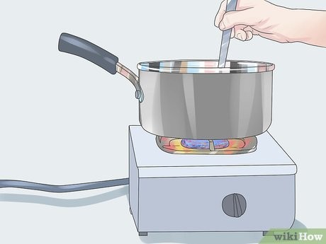 Step 3 将肥皂加入1.9公升的水里,然后一起加热。