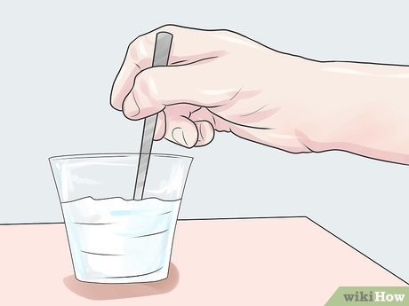 Step 5 一边倒入一杯洗涤碱和一杯硼砂,一边搅拌。