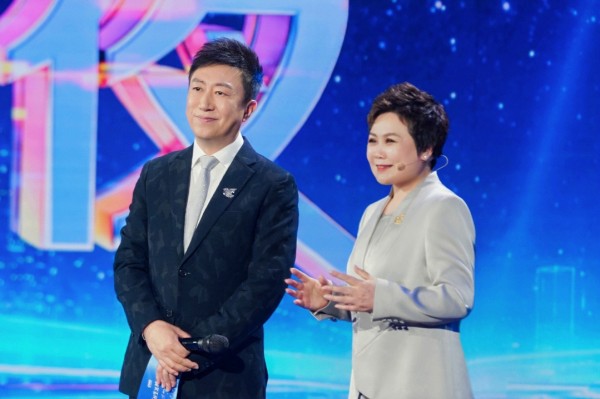 穿西装的男人站在一起AI 生成的内容可能不正确。