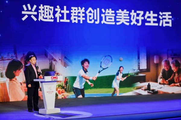 人在舞台上表演的几个人AI 生成的内容可能不正确。