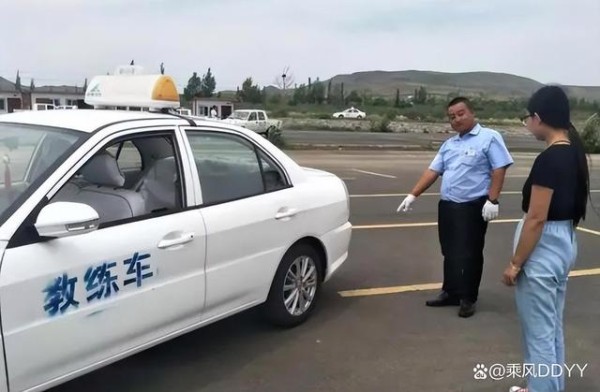 为啥考C1驾照的人越来越少？驾校教练说出真相，谁考谁是冤大头-有驾