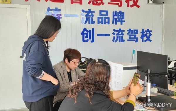 为啥考C1驾照的人越来越少？驾校教练说出真相，谁考谁是冤大头-有驾